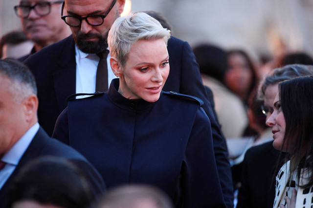 Putri Charlene meninggalkan peragaan busana Akris Spring-Summer 2023 selama Paris Womenswear Fashion Week, di Paris, Prancis, pada 1 Oktober 2022. Foto: JULIEN DE ROSA/AFP