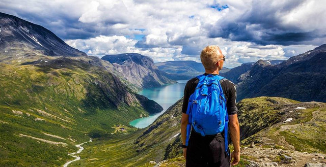 Ilustrasi Backpacker dan Tipsnya untuk Traveling Hemat. Foto: Pixabay/Sorbyphoto.