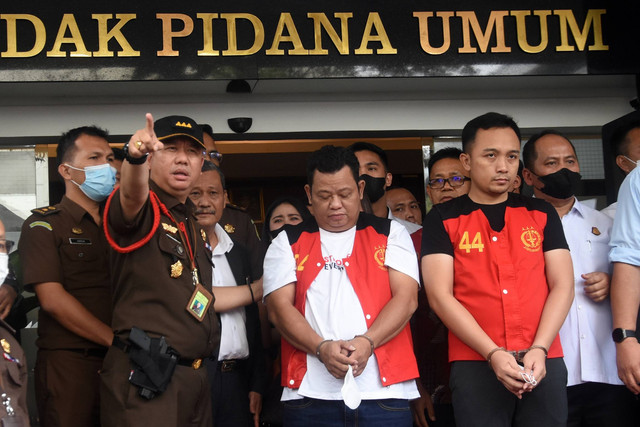 Dua tersangka kasus pembunuhan berencana Brigadir J, Kuwat Maruf (tengah) dan Ricky Rizal (kedua kanan) ditunjukkan petugas saat proses pelimpahan berkas perkara tahap dua di Gedung Kejaksaan Agung, Jakarta, Rabu (5/10/2022). Foto: Indrianto Eko Suwarso/ANTARA FOTO