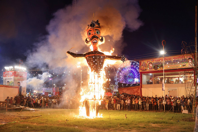 Kembang api meledak saat patung Meghnad, putra raja iblis Rahwana, terbakar selama perayaan festival Vijaya Dashmi atau Dussehra di kawasan tua Delhi, India, Rabu (5/9/2022). Foto: Anushree Fadnavis/Reuters