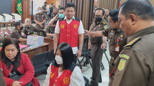 Tersangka pembunuhan Brigadir Yosua, Ferdy Sambo dan Putri Candrawathi di Kejaksaan Agung, Jakarta, Rabu (5/10/2022).
Foto: Kejaksaan Agung