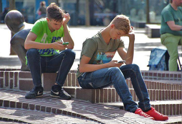 Ilustrasi phubbing. Foto: Pixabay