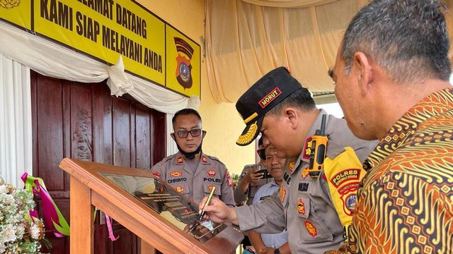 Kapolres Morowali Utara, AKBP Ade Nuramdani saat meresmikan gedung baru Kepolisian Subsektor Petasia Timur, di Desa Bungintimbe, Kecamatan Petasia Timur, Kabupaten Morowali Utara, Sulawesi Tengah, (6/10). Foto: Istimewa