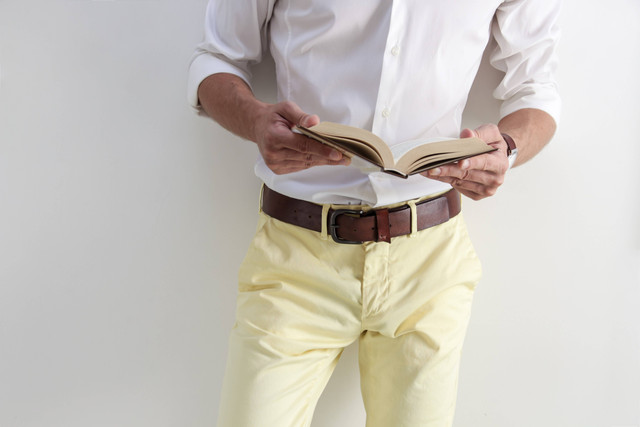 Ilustrasi Perbedaan Celana Chino dan Jeans. Foto: Unsplash