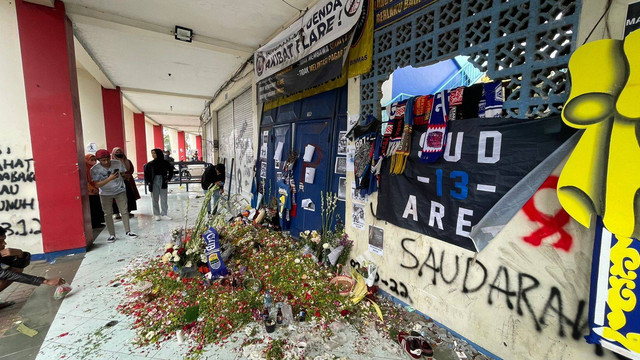 Situasi terkini Stadion Kanjuruhan di pintu 13.
Kamis (6/10). Foto: Muthia/kumparan