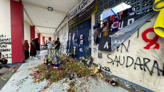 Situasi terkini Stadion Kanjuruhan di pintu 13.
Kamis (6/10). Foto: Muthia/kumparan