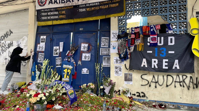 Situasi terkini Stadion Kanjuruhan di pintu 13.
Kamis (6/10). Foto: Muthia/kumparan