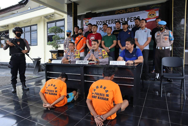 Konferensi pers ungkap kasus pembunuhan satu keluarga di Way Kanan, Lampung. | Foto: Polres Waykanan