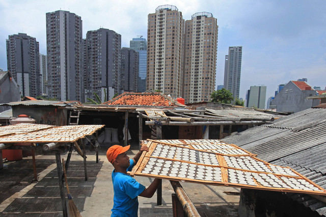 Pekerja menjemur kerupuk di Menteng Atas, Jakarta, Kamis (6/10/2022). Foto: Reno Esnir/ANTARA FOTO