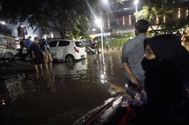 Kondisi banjir di Jalan Kemang Raya, Jakarta Selatan, Kamis (6/10/2022). Foto: Jamal Ramadhan/kumparan