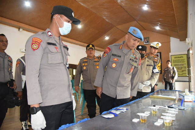 Tim Bidang Propam Polda Sulteng saat mengecek hasil tes urine personel Polri di Polres Morowali Utara, Kamis, 6 Oktober 2022. Foto: Istimewa
