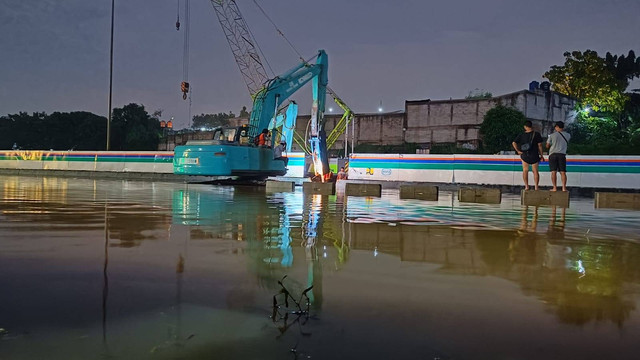 Warga perumahan Al Kahfi Residence meminta menjebol separator jalur Tol Serpong km 8, Kamis (6/10/2022). Foto: Aditya Noviansyah/kumparan