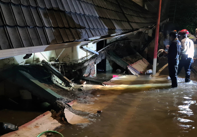 Sejumlah petugas Pemadam kebakaran dan BPBD DKI Jakarta melakukan penyisiran untuk mencari korban robohnya tembok sekolah di MTsN 19 Pondok Labu, Jakarta, Kamis (6/10/2022). Foto: Muhammad Iqbal/ANTARA FOTO