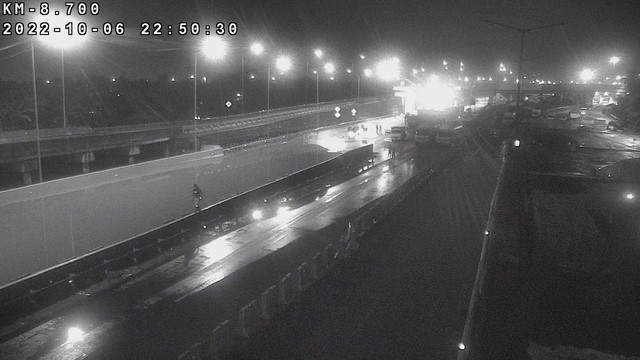 Ruas tol tol Serpong-Pondok Aren masih ditutup untuk semua jenis kendaraan pada pukul 22:48 WIB, Kamis (6/10/2022). Foto: Twitter/@infotolbsd