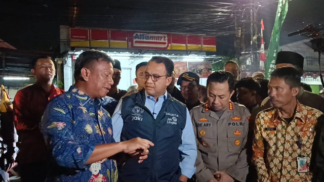 Gubernur DKI Jakarta Anies Rasyid Baswedan melayat korban robohnya tembok MTS di Jagakarsa, Jakarta Selatan, Kamis (6/10/2022). Foto: Dok. Istimewa
