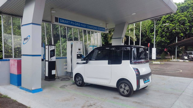 Pengecasan mobil listrik Wuling Air ev di SPKLU Puspiptek, Serpong. Foto: Aditya Pratama Niagara/kumparan