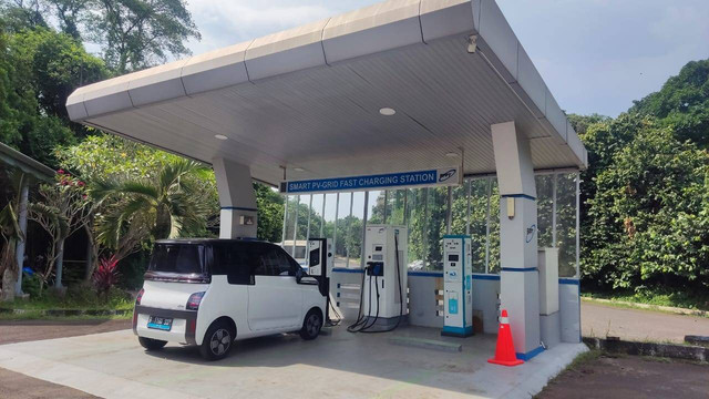 Pengecasan mobil listrik Wuling Air ev di SPKLU Puspiptek, Serpong. Foto: Aditya Pratama Niagara/kumparan