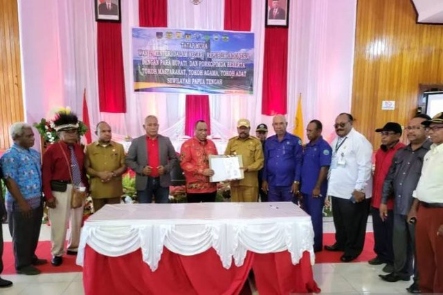 Wakil Meteri Dalam Negeri, John Wempi Watipo, foto bersama usai penandatanganan surat pernyataan pinjam pakai dan hibah dana di Kabupaten Nabire, Papua, belum lama ini. ANTARA/ HO-Humas Pemerintah Provinsi Papua