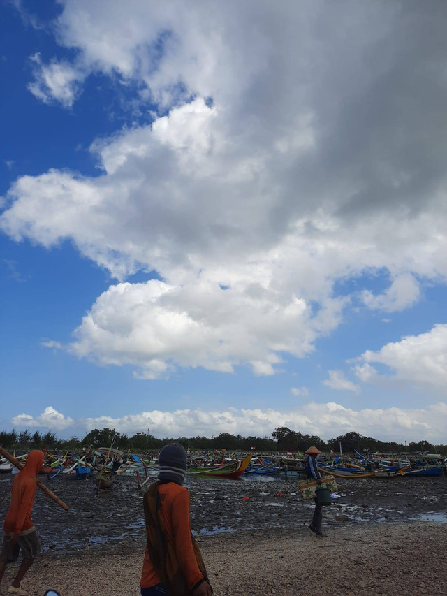 Suasana Nelayan Turun Dari Kapal. (Dokumentasi Pribadi 06/09/2020)