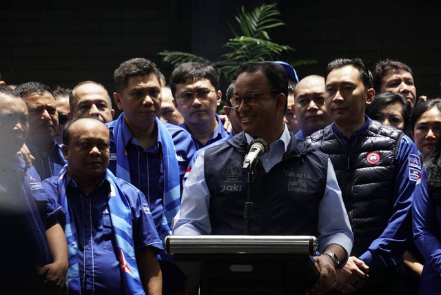 Anies Baswedan dan Ketua Umum Partai Demokrat AHY memberikan sambutan pada kegiatan silaturahmi politik di DPP Demokrat, Jakarta, Jumat (7/10/2022). Foto:  Jamal Ramadhan/kumparan