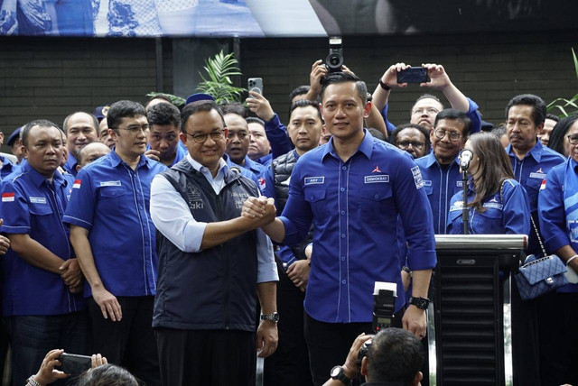 Anies Baswedan dan Ketua Umum Partai Demokrat AHY memberikan sambutan pada kegiatan silaturahmi politik di DPP Demokrat, Jakarta, Jumat (7/10/2022). Foto:  Jamal Ramadhan/kumparan