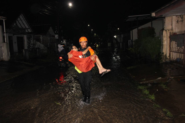 Dompet Dhuafa kerahkan empat tim respons tanggap darurat di wilayah jabodetabek. Akibat intensitas hujan yang deras sebagian wilayah jabodetabek tergenang banjir. Tim Alfa ditugaskan di Pondok Labu, tim Beta di Pasar Minggu, tim Carli di Ciputat Baru, dan keempat tim berada di Pendopo Eyang Agung pada Kamis malam ini (06/10/2022). (Dok. DMC Dompet Dhuafa)