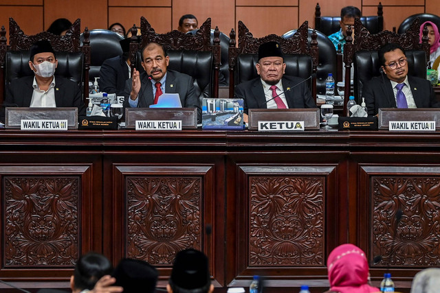 Ketua DPD La Nyalla Mattalitti, bersama Wakil Ketua DPD Sultan Bachtiar Najamudin, Nono Sampono dan Mahyudin memimpin rapat Paripurna DPD Ke-4 Masa Persidangan I Tahun Sidang 2022-2023 di Kompleks Parlemen, Senayan, Jakarta, Jumat (7/10/2022). Foto: Galih Pradipta/ANTARA FOTO