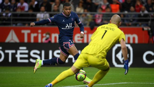 Pemain Paris Saint-Germain Kylian Mbappe saat pertandingan menghadapi Stade de Reims di Stade Auguste-Delaune, Reims, Prancis, Minggu (29/8). Foto: Franck Fife/AFP