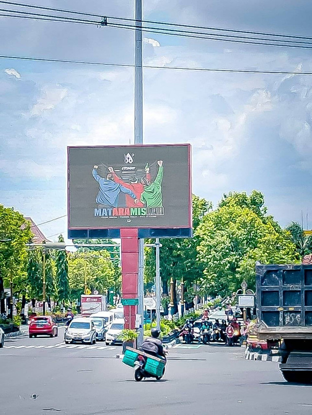Videotron Mataram Islah terpasang di Klaten sebagai penanda perdamaian suporter Persis Solo-PSIM Jogja-PSS Sleman. Foto: @MafiaWasit/twitter.
