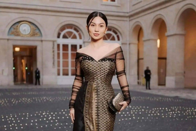 Busana dari songket Aceh yang kemudian diberi nama Tara Gemilang karya desainer Didiet Maulana dipakai artis Ariel Tatum di Paris. Foto: Twitter/@didietmaulana