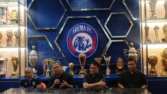 Manajer Arema FC Ali Fikri (kiri), Ketua Panitia Pelaksana Abdul Haris (dua dari kiri), dan 2 tim kuasa hukum saat konferensi pers di kantor Arema FC Jalan Mayjen Pandjaitan, Malang, Jumat (7/10/2022). Foto: Farusma Okta Verdian/kumparan