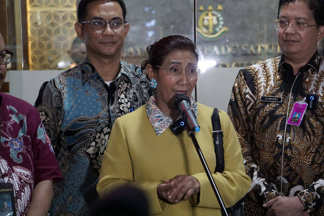 Mantan Menteri Kelautan dan Perikanan Susi Pudjiastuti memberikan keterangan usai diperiksa sebagai saksi terkait kasus korupsi impor garam di Jampidsus Kejaksaan Agung, Jakarta, Jumat (7/10/2022). Foto: Jamal Ramadhan/kumparan