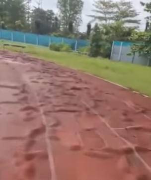 Running track dalam kondisi rusak. Foto: Tangkapan Layar Instagram @kalbar_info