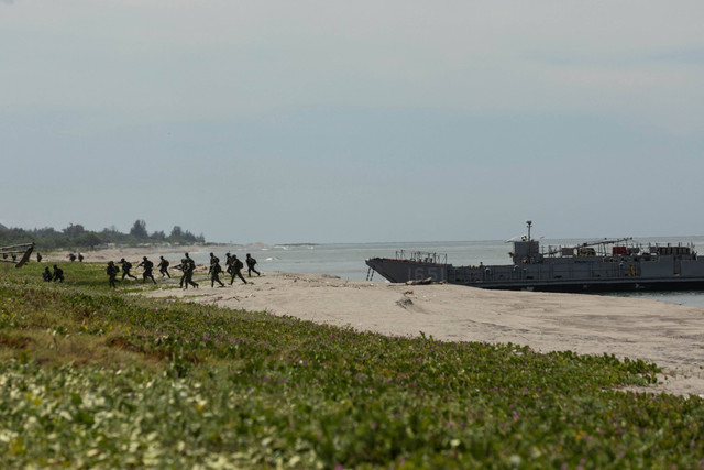 Angkatan Laut Filipina, AS, dan Korea Selatan berpartisipasi dalam latihan pendaratan amfibi selama latihan militer gabungan di stasiun angkatan laut di provinsi Zambales, Filipina, Jumat (7/10/2022). Foto: REUTERS/Eloisa Lopez