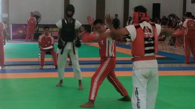 Ratusan atlet dari berbagai daerah berlaga di kejuaraan tersebut.