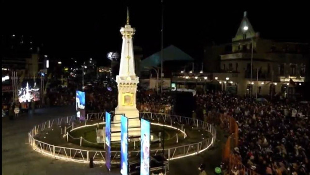 Warga dan wisatawan memenuhi kawasan Tugu Jogja untuk menonton Wayang Jogja Night Carnival, Jumat (7/10/2022). Foto: istimewa