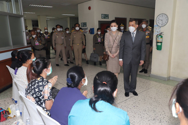 Raja Thailand Maha Vajiralongkorn dan Ratu Suthida melayat ke keluarga korban penembakan massal, di kota Uthai Sawan, Bangkok, di provinsi Nong Bua Lam Phu , Thailand, Jumat (7/10/2022). Foto: Twitter/@rwthofficial
