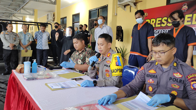 Kapolres Kotawaringin Barat AKBP Bayu Wicaksono didampingi Kabag Ops AKP Rendra Aditya Dhani dan Kasatnarkoba Iptu Ahmad Wira Wisudawan saat press rilis kasus narkoba di Mapolres setempat, Jumat (7/10). Foto: Lukman Hakim/InfoPBUN