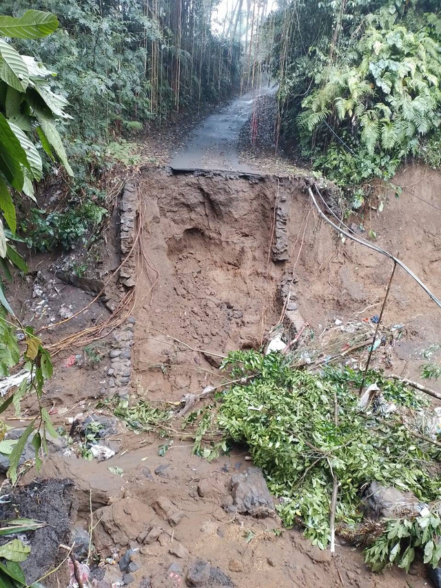 Jalan Raya Jeblos, Satu Keluarga Tewas saat Mobil Tergerus. Foto: Dok. BPBD Bangli