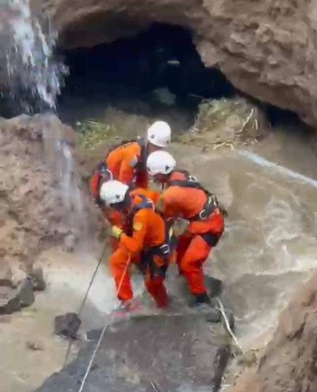 Proses evakuasi korban jalan jebol di Bangli, Bali - IST