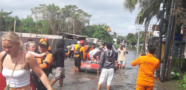 WNA dievakuasi dari lokasi penginapan Foto: Dok. BPBD Badung