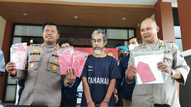 Polisi menunjukkan tersangka R Herjuno tersangka kasus korupsi di salah satu bank BUMN di Kabupaten Temanggung. Foto: ist