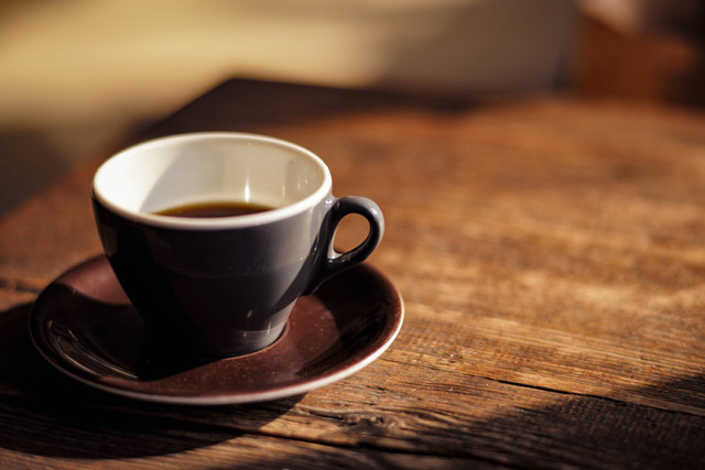 Ilustrasi secangkir kopi/warung kopi di Jogja, Foto oleh Radek Grzybowski di Unsplash