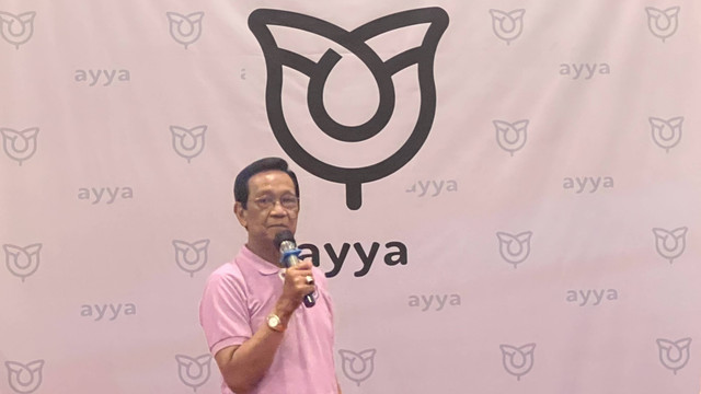 Raja Kraton Yogyakarta, Sri Sultan Hamengku Bawono X, saat membuka pameran seni rupa cucunya, Artie Ayya Fatimasari Wironegoro, di Yogyakarta, Sabtu (1/10). 