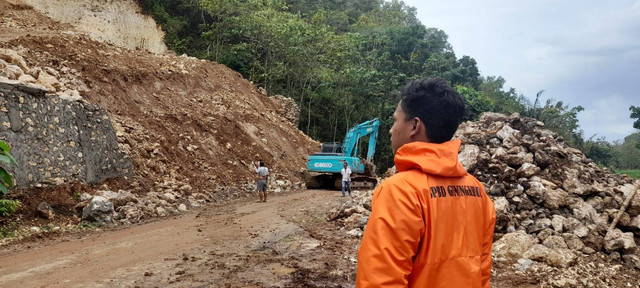 Kondisi tebing di dekat Pantai Krakal Gunungkidul yang longsor usai hujan deras. Foto: Erfanto/Tugu Jogja