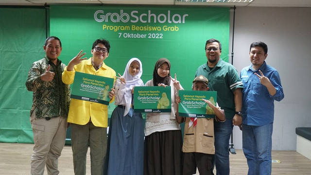 Anak-anak penerima dana bantuan pendidikan dari GrabScholar: Program Beasiswa Grab 2022. Foto: Dok. Grab Indonesia