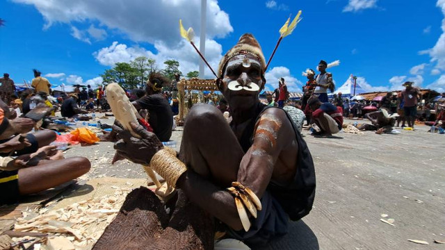 Pengukir di Festival Asmat Pokman 2022. (BumiPapua.com/Abdel Syah)