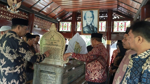 Rombongan Pemkab Aceh Barat yang dipimpin Bupati Ramli MS melakukan ziarah ke makam Pahlawan Nasional Cut Nyak Dhien di Sumedang. Foto: Dok. Humas Aceh Barat