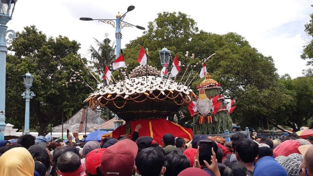 Peringatan Maulid Nabi ditandai dengan Brebeg Sepasangan Gunung di halaman Masjid Agung, Solo, Sabtu (08/10/2022). FOTO Agung Santoso