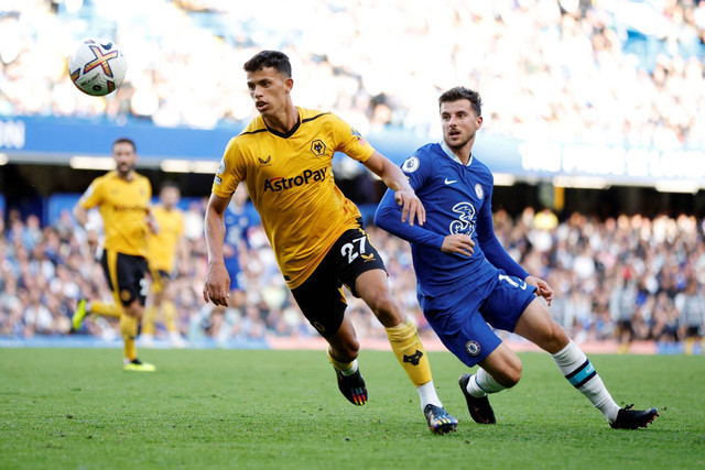 Pemain Chelsea Mason Mount beraksi dengan pemain Wolverhampton Wanderers Matheus Nunes di Stadion Stamford Bridge, London, Inggris, Sabtu (8/10/2022). Foto: Action Images via Reuters/John Sibley